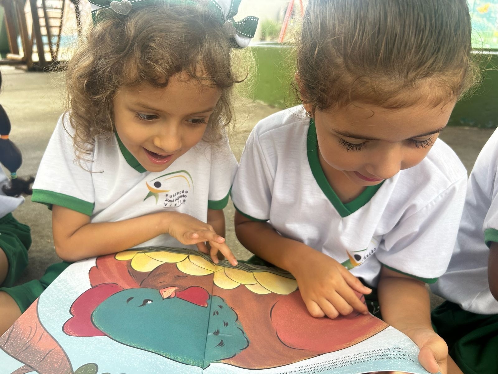 A leitura transforma letras em sonhos e possibilidades.